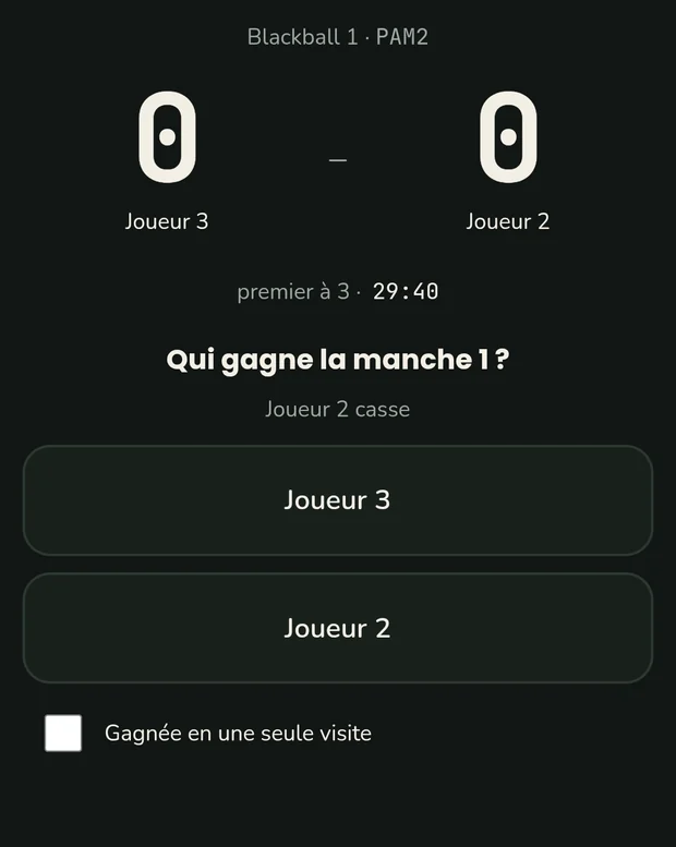 Écran de saisie sur téléphone : le score de chaque joueur, le chronomètre, et la question « Qui gagne la manche 1 ? » avec un bouton par joueur.